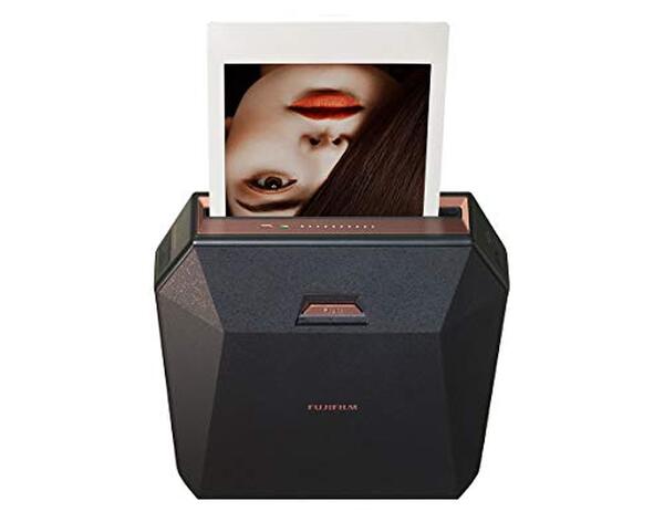 Plongée dans l'univers de l'imprimante Fujifilm instax format carré en noir et blanc. Découvrez notre test complet et nos avis sur cet appareil innovant.